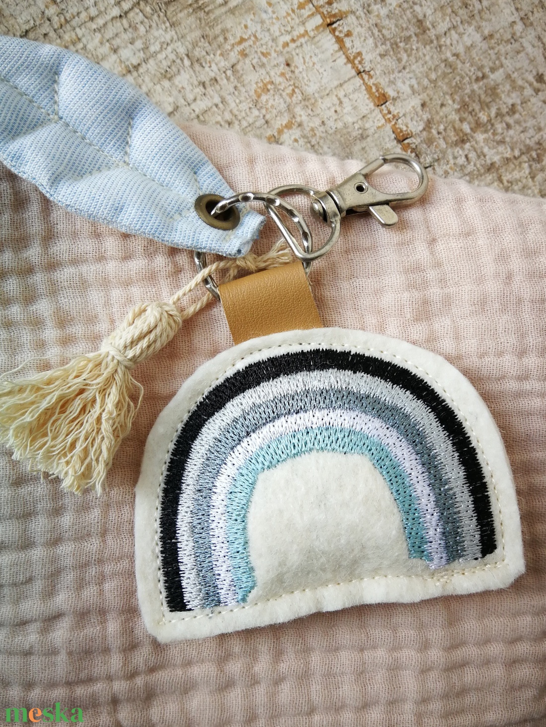 Hímzett szivárvány gyapjúfilc dekorációs kiegészítő, kulcstartó  - táska & tok - kulcstartó & táskadísz - táskadísz - Meska.hu