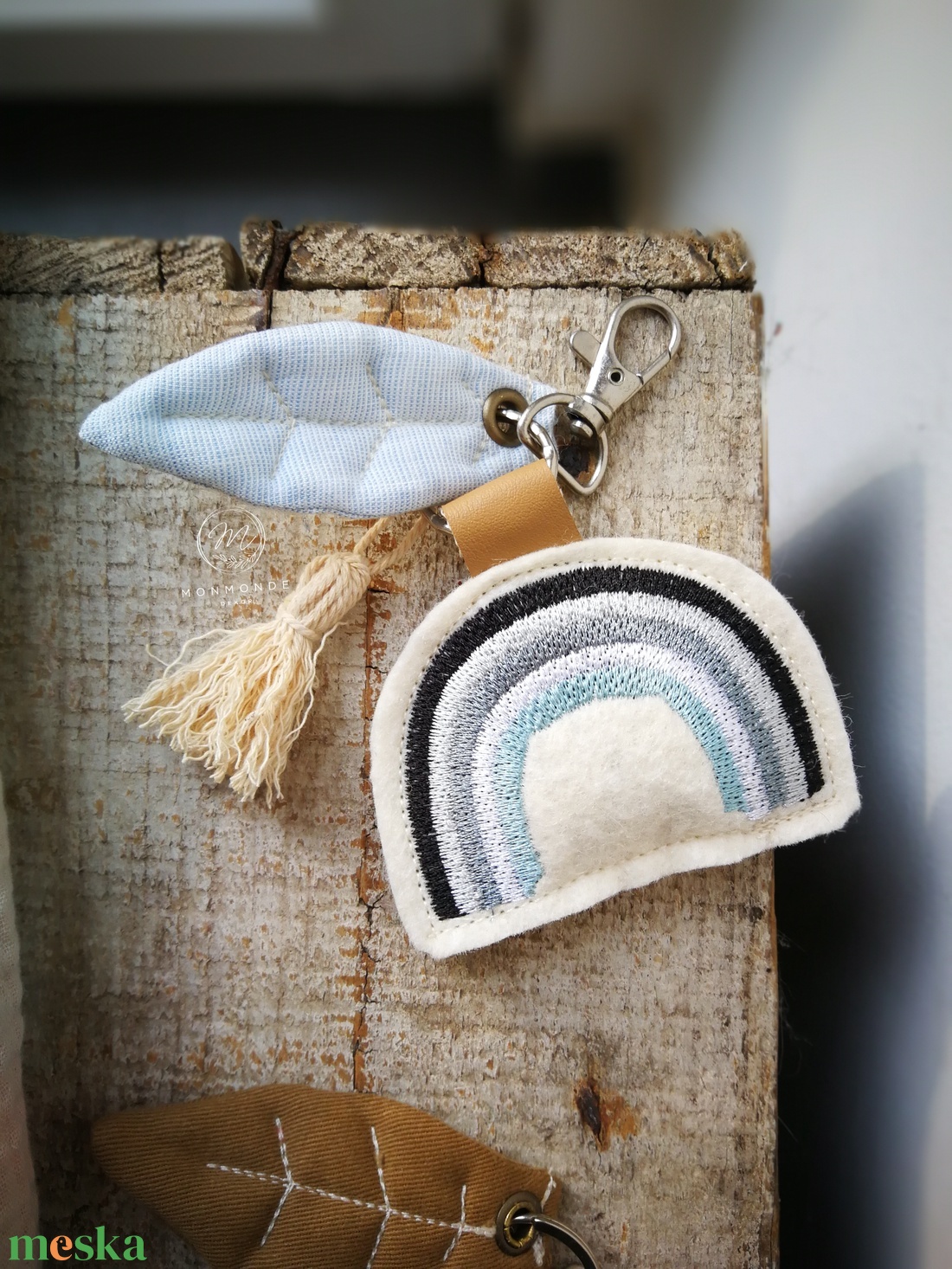 Hímzett szivárvány gyapjúfilc dekorációs kiegészítő, kulcstartó  - táska & tok - kulcstartó & táskadísz - táskadísz - Meska.hu