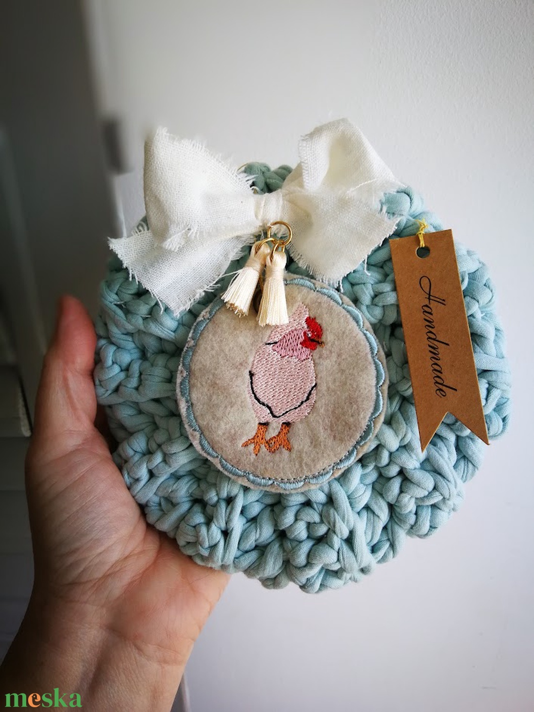 Horgolt tyúkos kopogtató � 16 cm-es ajtódísz, tavaszi dekoráció - ünnepi díszek, dekorációk - húsvéti díszek és dekorációk - húsvéti ajtódísz, kopogtató - Meska.hu