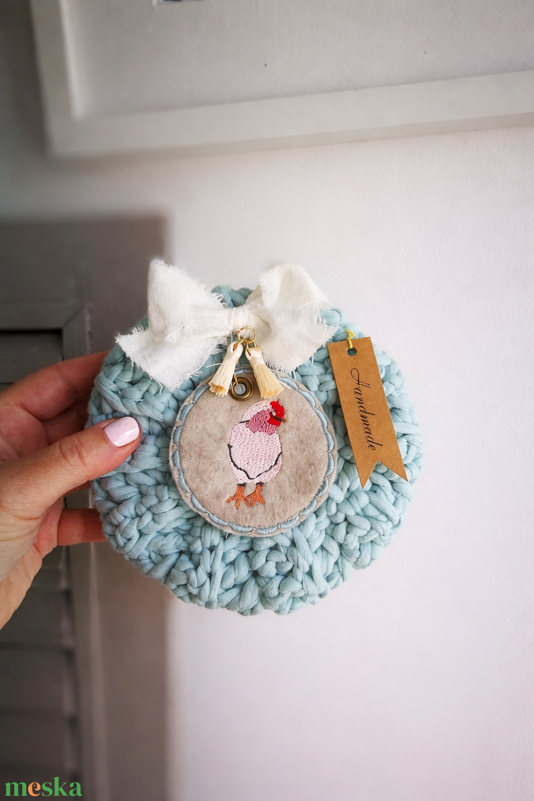 Horgolt tyúkos kopogtató � 16 cm-es ajtódísz, tavaszi dekoráció - ünnepi díszek, dekorációk - húsvéti díszek és dekorációk - húsvéti ajtódísz, kopogtató - Meska.hu