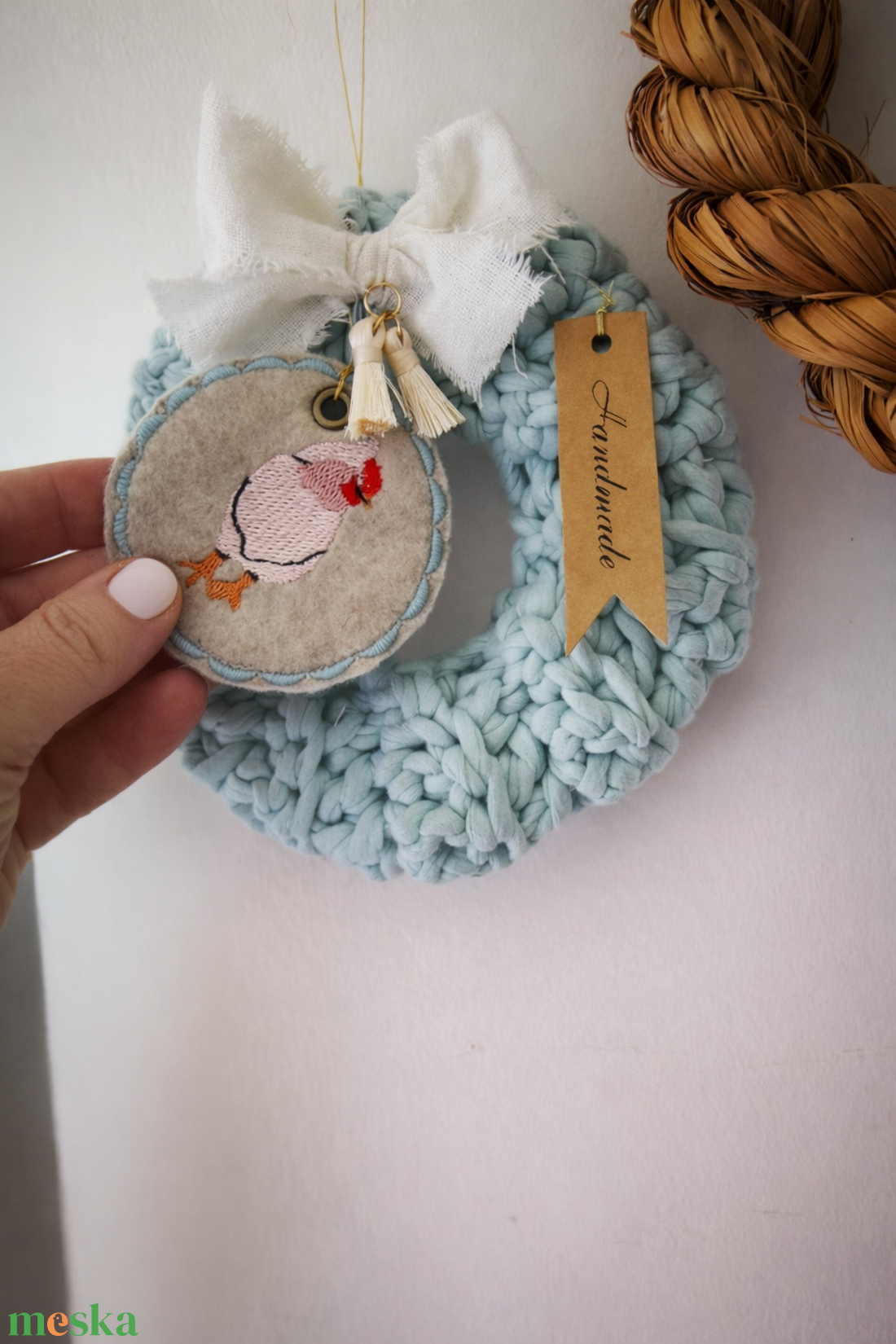 Horgolt tyúkos kopogtató � 16 cm-es ajtódísz, tavaszi dekoráció - ünnepi díszek, dekorációk - húsvéti díszek és dekorációk - húsvéti ajtódísz, kopogtató - Meska.hu