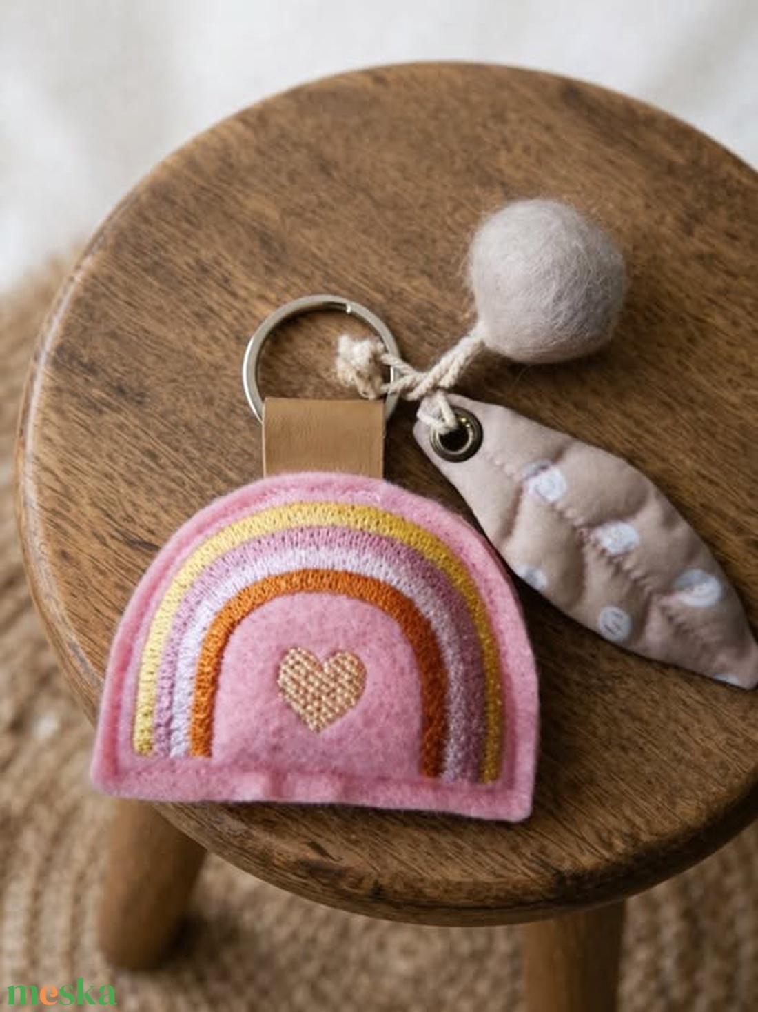 Hímzett szivárvány gyapjúfilc dekorációs kiegészítő, kulcstartó  - táska & tok - kulcstartó & táskadísz - táskadísz - Meska.hu