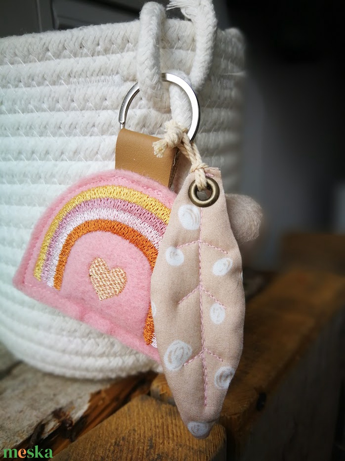 Hímzett szivárvány gyapjúfilc dekorációs kiegészítő, kulcstartó  - táska & tok - kulcstartó & táskadísz - táskadísz - Meska.hu