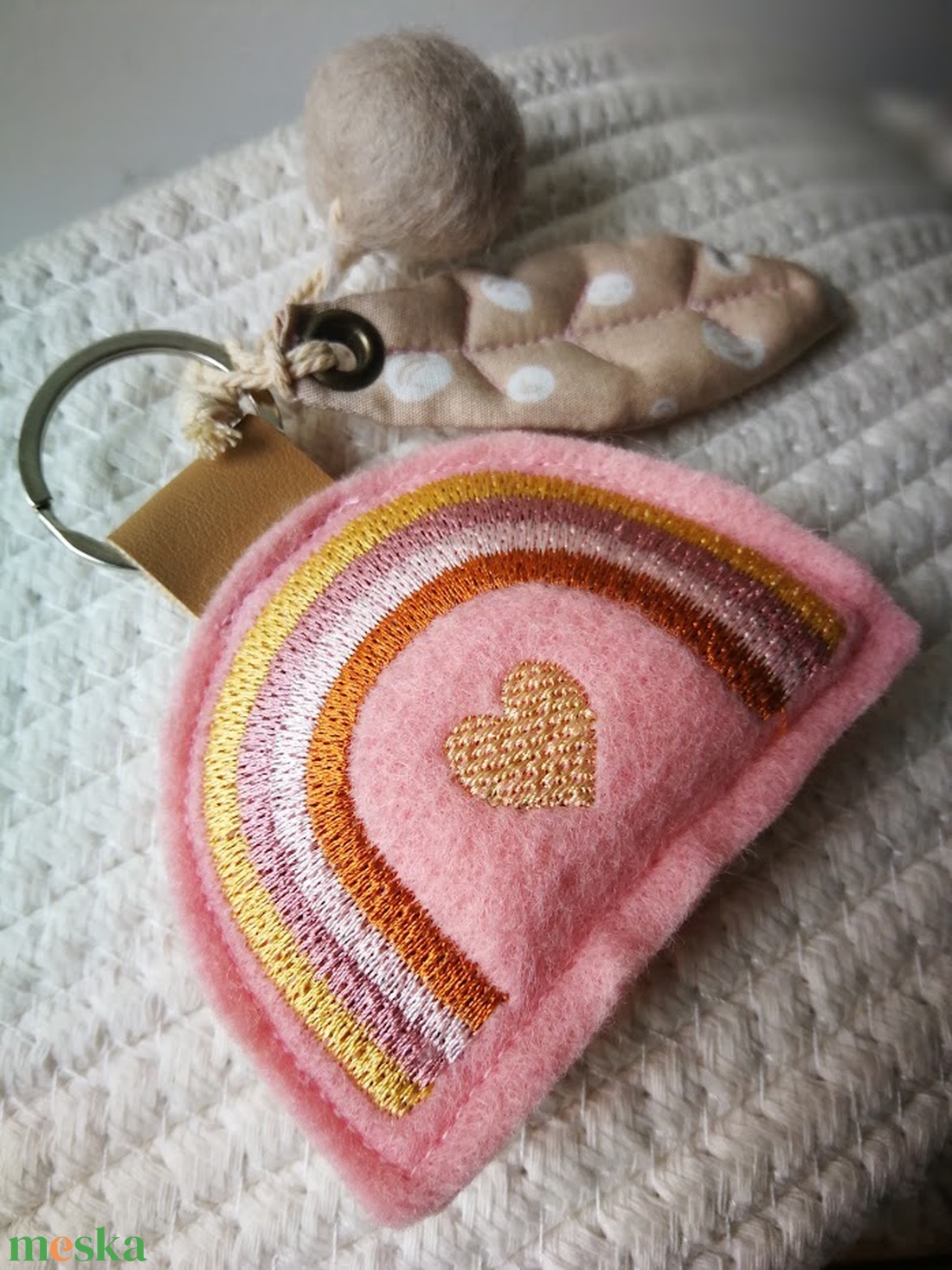 Hímzett szivárvány gyapjúfilc dekorációs kiegészítő, kulcstartó  - táska & tok - kulcstartó & táskadísz - táskadísz - Meska.hu