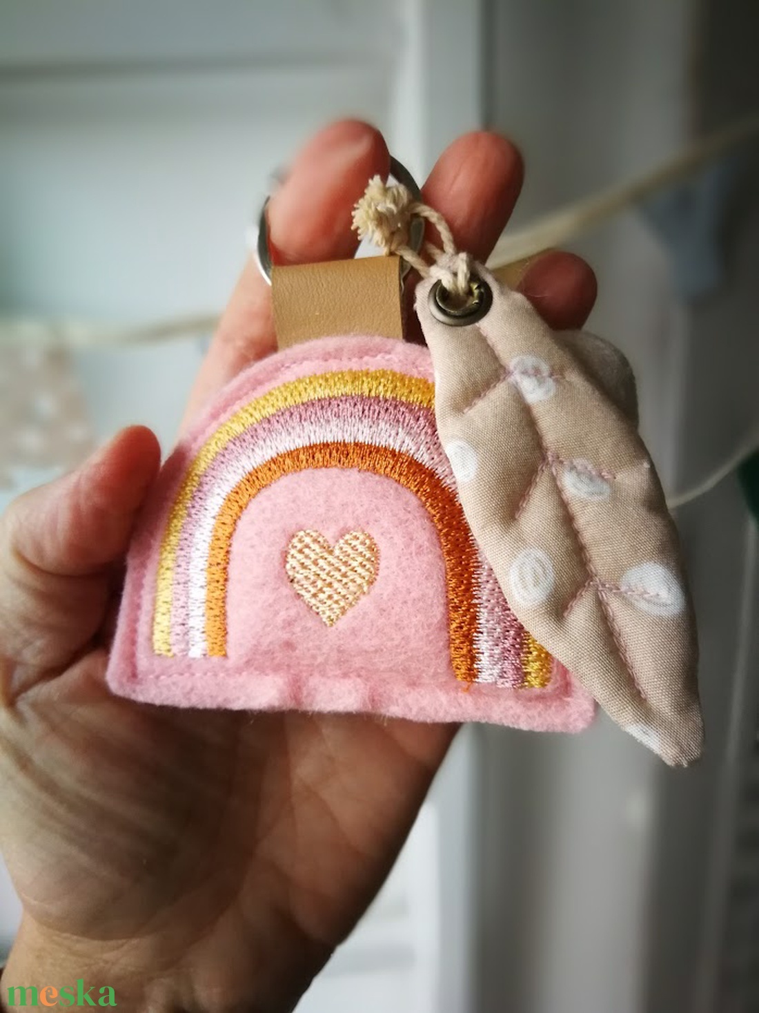 Hímzett szivárvány gyapjúfilc dekorációs kiegészítő, kulcstartó  - táska & tok - kulcstartó & táskadísz - táskadísz - Meska.hu