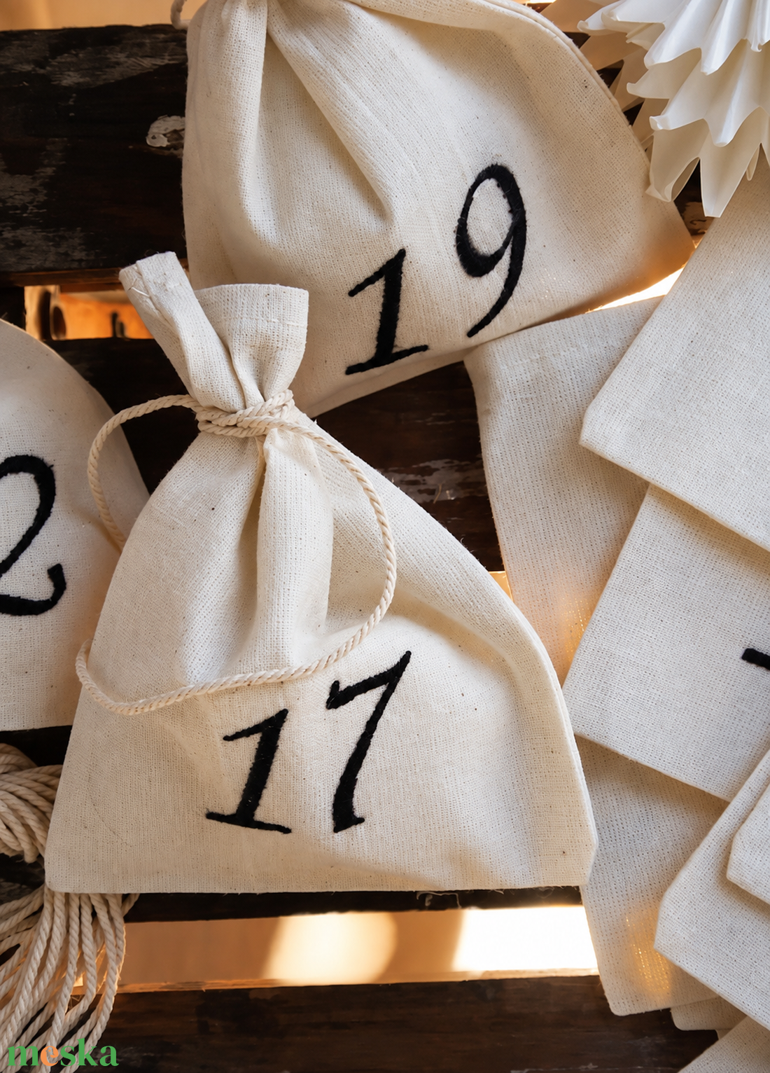Adventi kalendárium szett, géppel hímzett fekete számokkal - 24 darabos szett - karácsony - adventi díszek - adventi naptár - Meska.hu