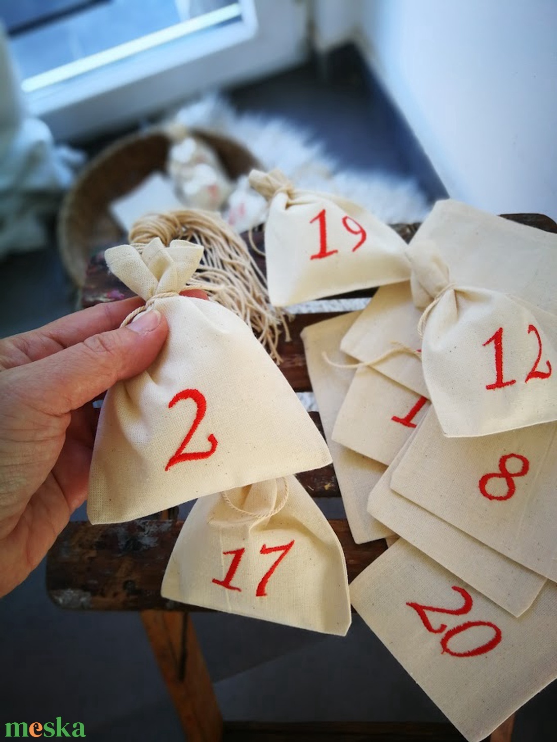 Adventi kalendárium szett, géppel hímzett piros számokkal - 24 darabos szett - karácsony - adventi díszek - adventi naptár - Meska.hu