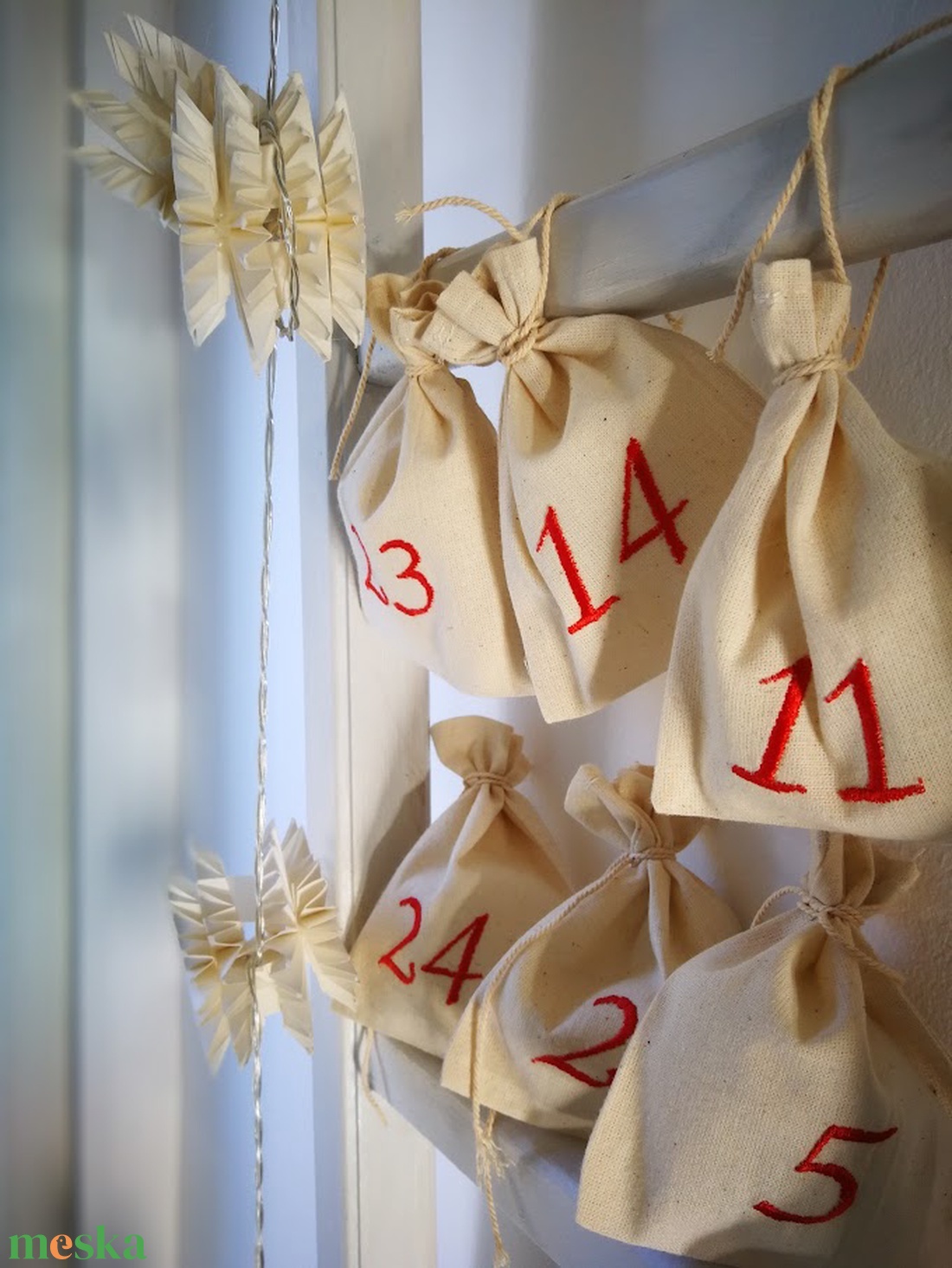 Adventi kalendárium szett, géppel hímzett piros számokkal - 24 darabos szett - karácsony - adventi díszek - adventi naptár - Meska.hu