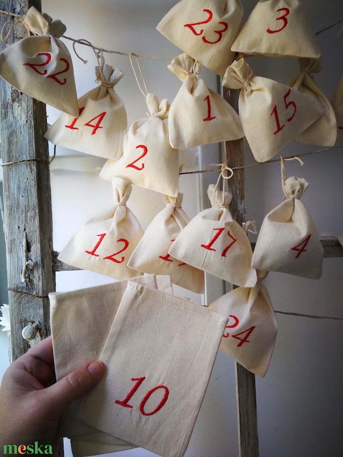 Adventi kalendárium szett, géppel hímzett piros számokkal - 24 darabos szett - karácsony - adventi díszek - adventi naptár - Meska.hu