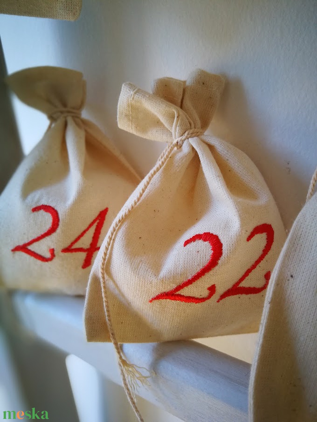 Adventi kalendárium szett, géppel hímzett piros számokkal - 24 darabos szett - karácsony - adventi díszek - adventi naptár - Meska.hu