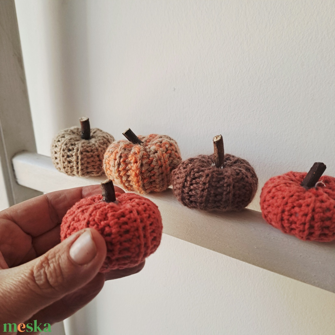 Mini horgolt tök dekorációs szett - 5 darabos - otthon & életmód - dekoráció - halloween - halloweeni asztaldísz - Meska.hu