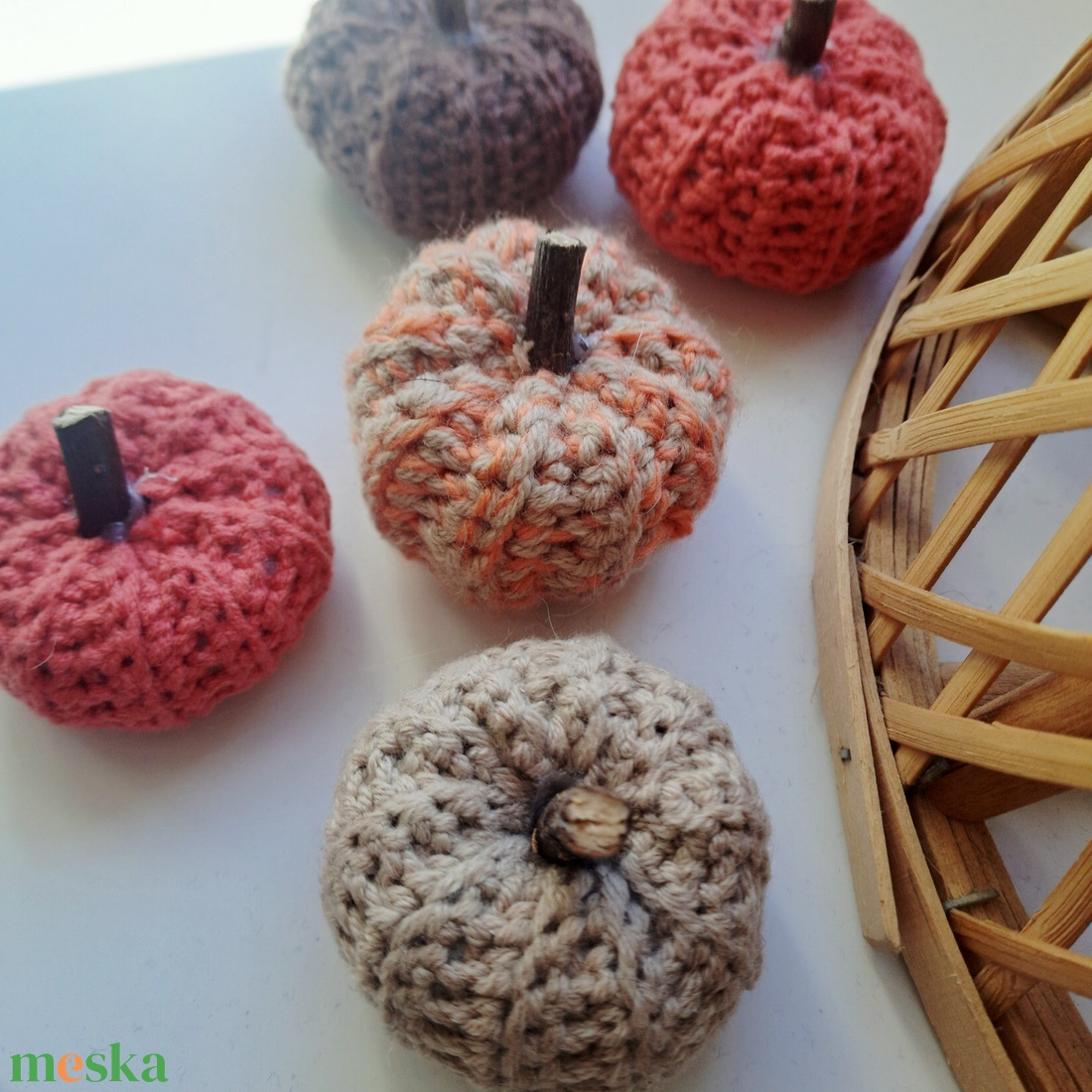 Mini horgolt tök dekorációs szett - 5 darabos - otthon & életmód - dekoráció - halloween - halloweeni asztaldísz - Meska.hu