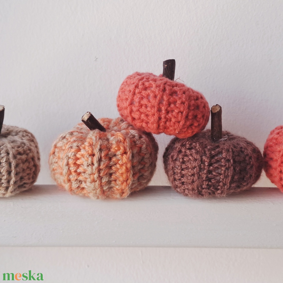 Mini horgolt tök dekorációs szett - 5 darabos - otthon & életmód - dekoráció - halloween - halloweeni asztaldísz - Meska.hu