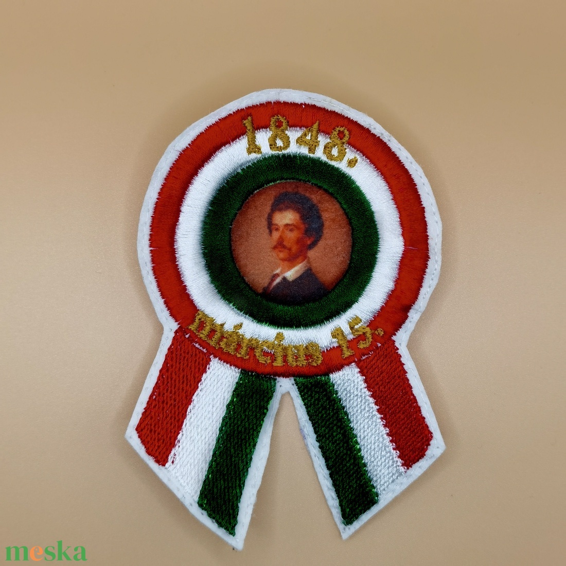 Hímzett Petőfi kokárda - ékszer - kitűző és bross - kitűző - Meska.hu Hímzett Petőfi kokárda - ékszer - kitűző és bross - kitűző - Meska.hu