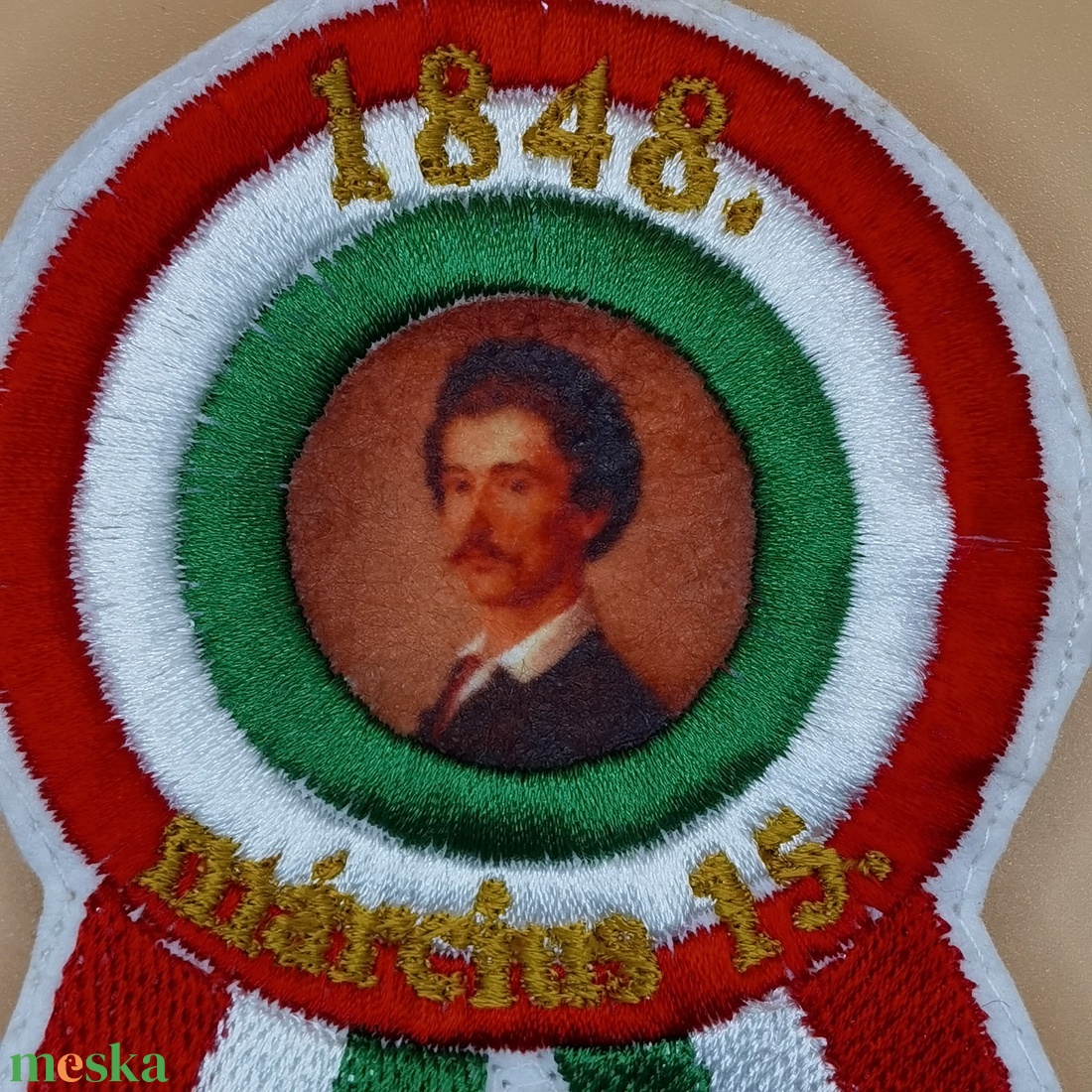 Hímzett Petőfi kokárda - ékszer - kitűző és bross - kitűző - Meska.hu Hímzett Petőfi kokárda - ékszer - kitűző és bross - kitűző - Meska.hu