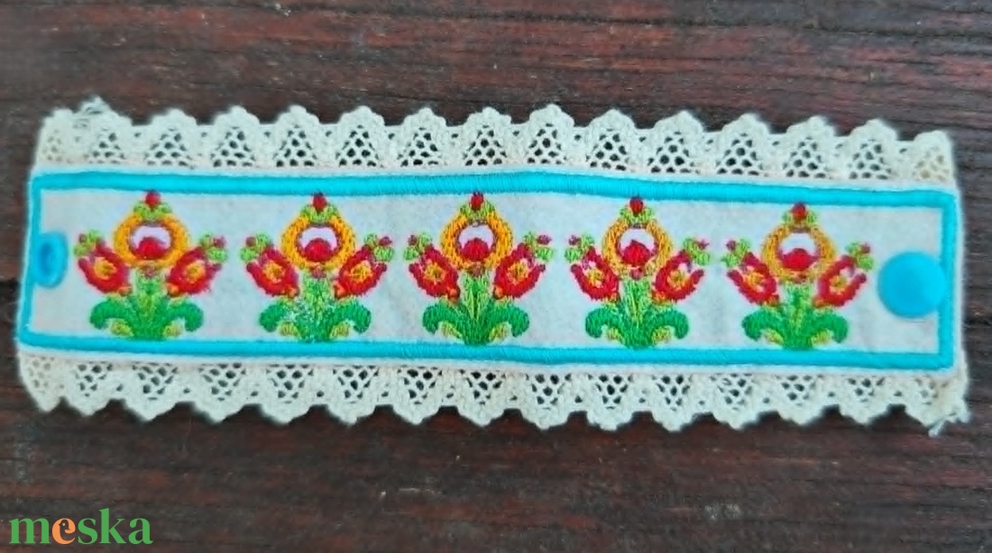 Hímzett magyar alföldi stílusú FOLKLÓR MAJOLIKA széles törthehér csipkeszegélyes karkötő - készletről 2 méretben - ékszer - karkötő - széles karkötő - Meska.hu