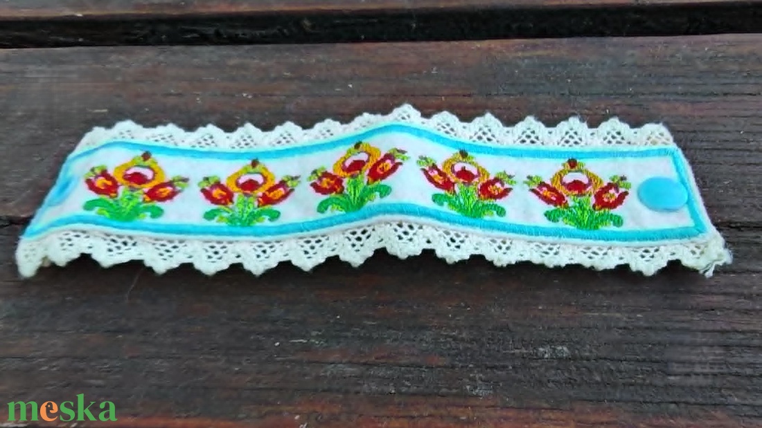 Hímzett magyar alföldi stílusú FOLKLÓR MAJOLIKA széles törthehér csipkeszegélyes karkötő - készletről 2 méretben - ékszer - karkötő - széles karkötő - Meska.hu