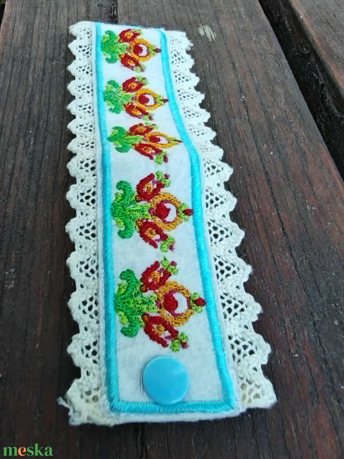 Hímzett magyar alföldi stílusú FOLKLÓR MAJOLIKA széles törthehér csipkeszegélyes karkötő - készletről 2 méretben - ékszer - karkötő - széles karkötő - Meska.hu