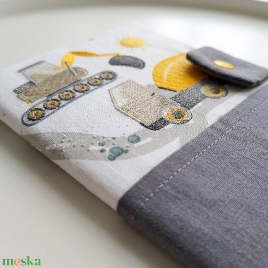 Munkagépes gyermek egészségügyi kiskönyv borító - baba - mama - babaemlékek - egészségügyi kiskönyv borító - Meska.hu