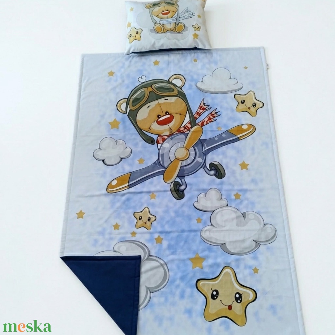 Pilóta macis ovis ágynemű szett - kék� töltött, pamut, egybevarrt - játék & sport - ovis felszerelés - ovis ágynemű - Meska.hu