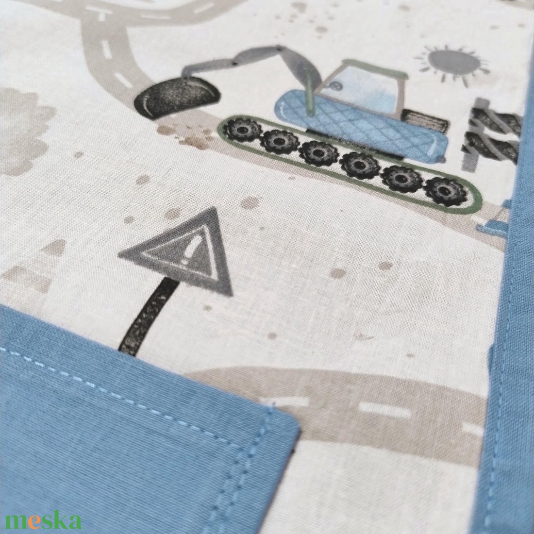 Munkagépes ovis ruhás zsák vállfára � vállfás ruhazsák bölcsibe és oviba - játék & sport - ovis felszerelés - ovis zsák - Meska.hu