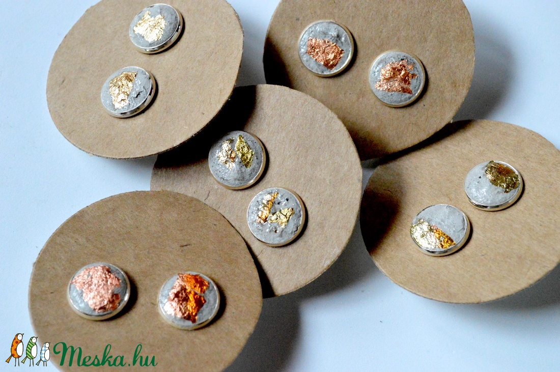 Egyedi beton fülbevaló rózsa arany díszítéssel -  - Meska.hu