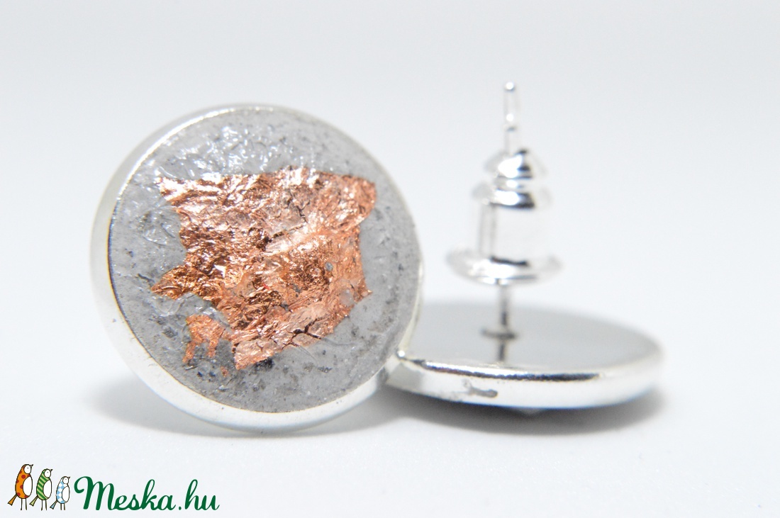 Egyedi beton fülbevaló rózsa arany díszítéssel -  - Meska.hu