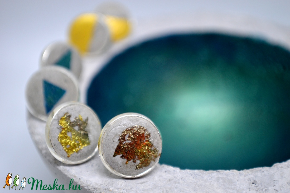 Egyedi beton fülbevaló rózsa arany díszítéssel -  - Meska.hu