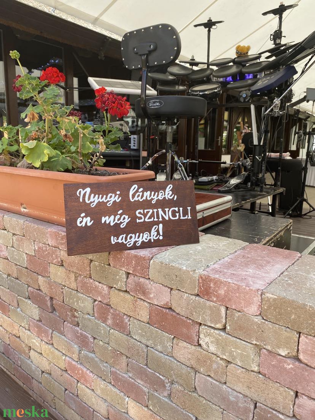 Nyugi lányok én még szingli vagyok - Tábla esküvőre - esküvő - dekoráció - tábla & jelzés - Meska.hu