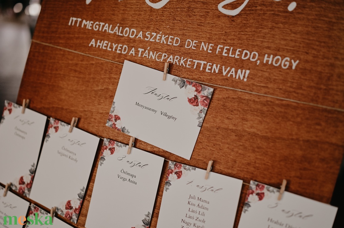 Bordó és fehér rózsás ültetési rend kártyák - Plexi és fa táblához - esküvő - meghívó & kártya - meghívó - Meska.hu Bordó és fehér rózsás ültetési rend kártyák - Plexi és fa táblához - esküvő - meghívó & kártya - meghívó - Meska.hu