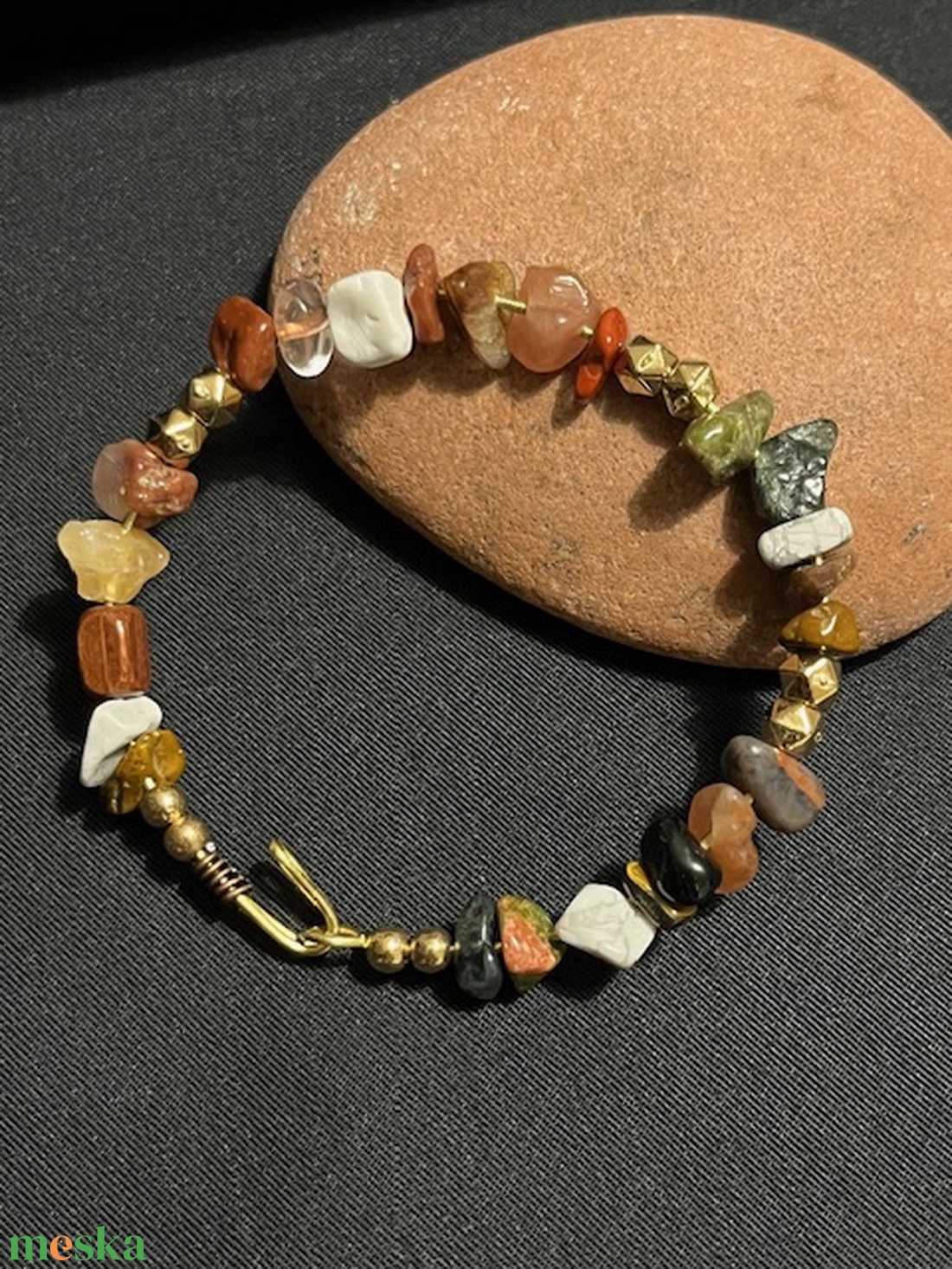 Bohókás karkötő drótból, ásványokkal - ékszer - karkötő - gyöngyös karkötő - Meska.hu