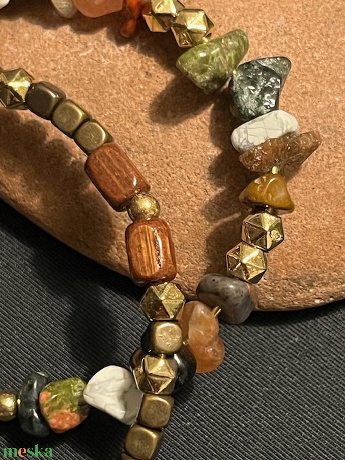 Bohókás karkötő drótból, ásványokkal - ékszer - karkötő - gyöngyös karkötő - Meska.hu