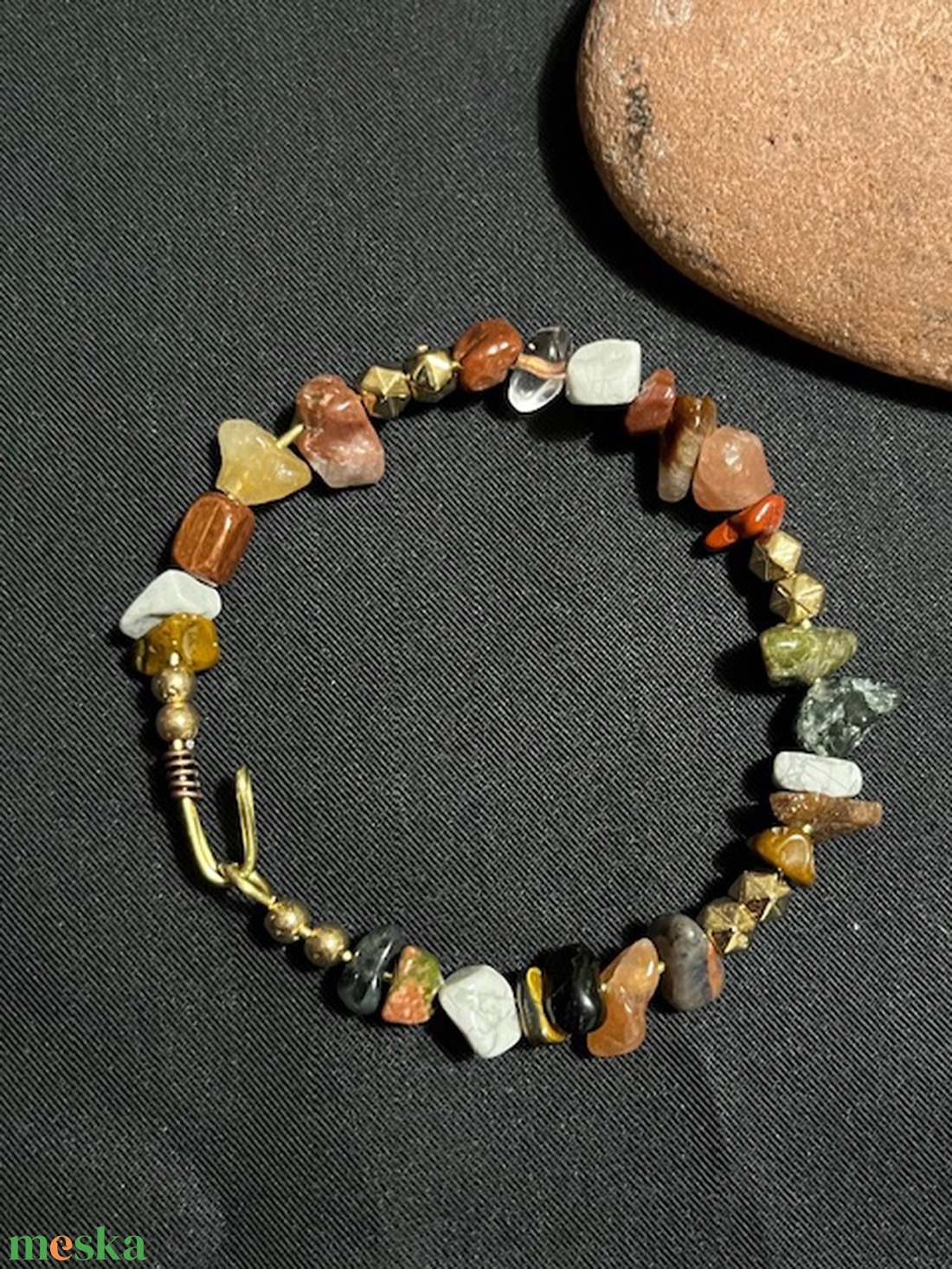 Bohókás karkötő drótból, ásványokkal - ékszer - karkötő - gyöngyös karkötő - Meska.hu