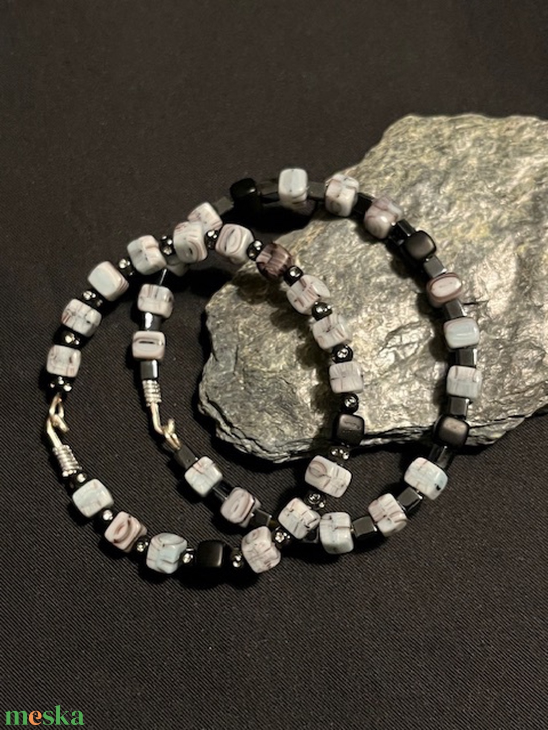 Gyöngyös karkötő drótra fűzve - ékszer - karkötő - gyöngyös karkötő - Meska.hu