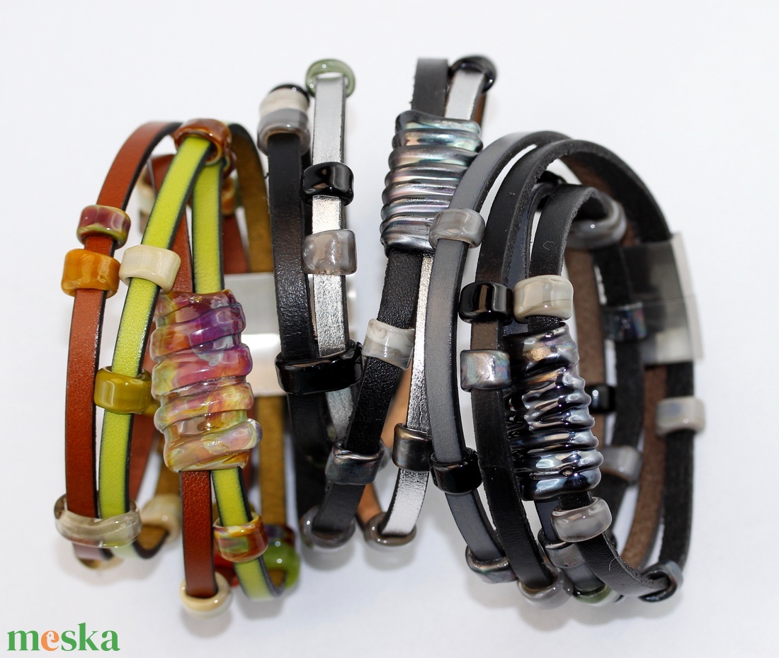 Jungle- többsoros bőr karkötő-egyedi üveggyöngyökkelkkel - ékszer - karkötő - karkötő medállal - Meska.hu