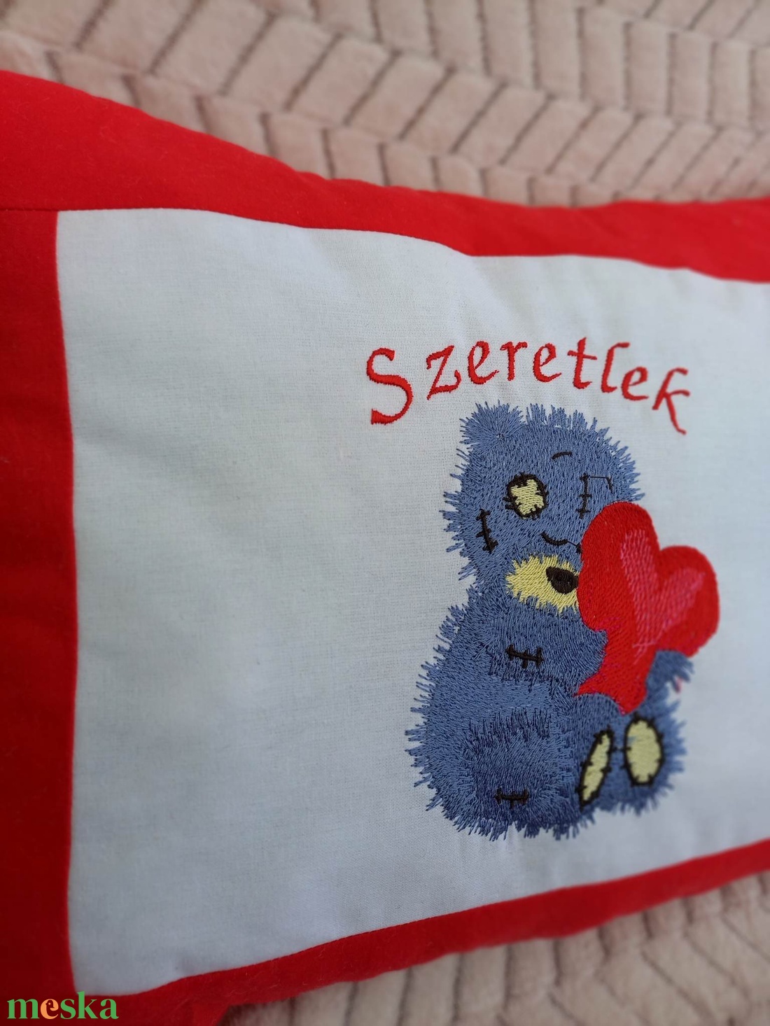 Szeretlek! Teddy macis szíves hímzett párna - otthon & életmód - lakástextil - párna & párnahuzat - Meska.hu