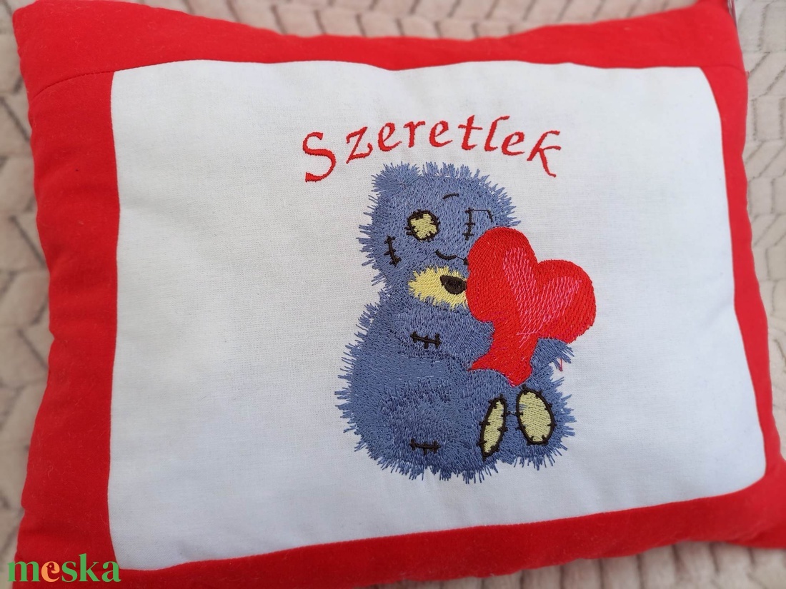 Szeretlek! Teddy macis szíves hímzett párna - otthon & életmód - lakástextil - párna & párnahuzat - Meska.hu
