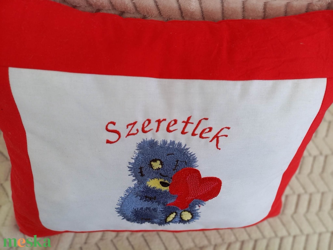 Szeretlek! Teddy macis szíves hímzett párna - otthon & életmód - lakástextil - párna & párnahuzat - Meska.hu