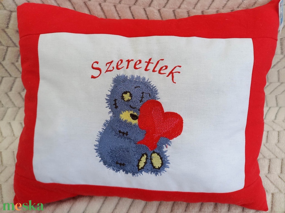 SZERETLEK! hímzett díszpárnák - otthon & életmód - lakástextil - párna & párnahuzat - Meska.hu SZERETLEK! hímzett díszpárnák - otthon & életmód - lakástextil - párna & párnahuzat - Meska.hu
