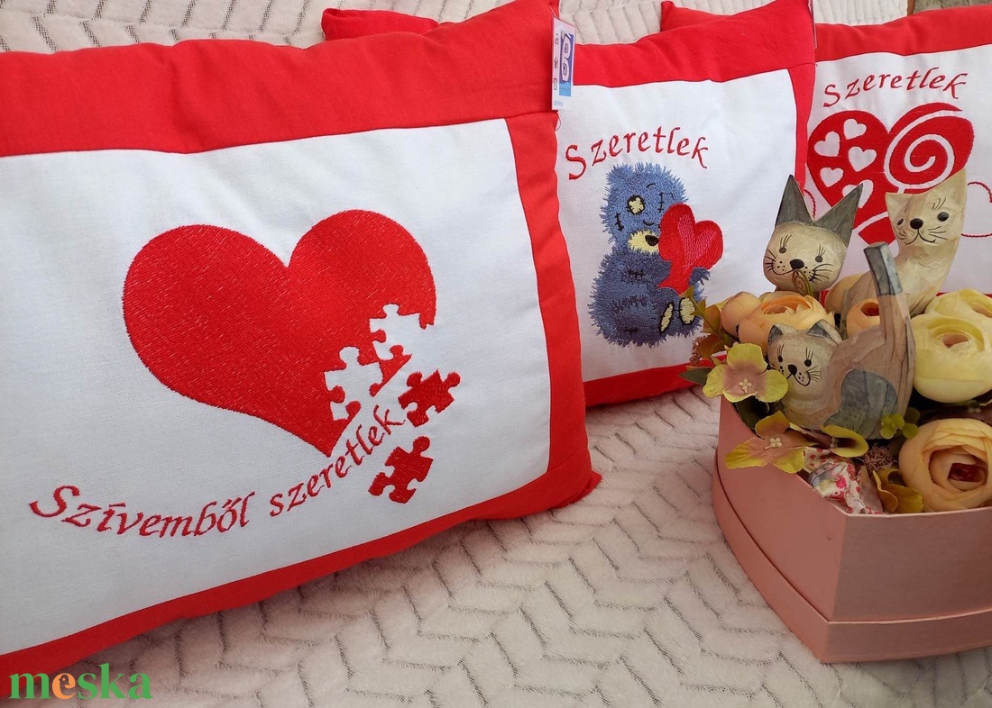 SZERETLEK! hímzett díszpárnák - otthon & életmód - lakástextil - párna & párnahuzat - Meska.hu SZERETLEK! hímzett díszpárnák - otthon & életmód - lakástextil - párna & párnahuzat - Meska.hu