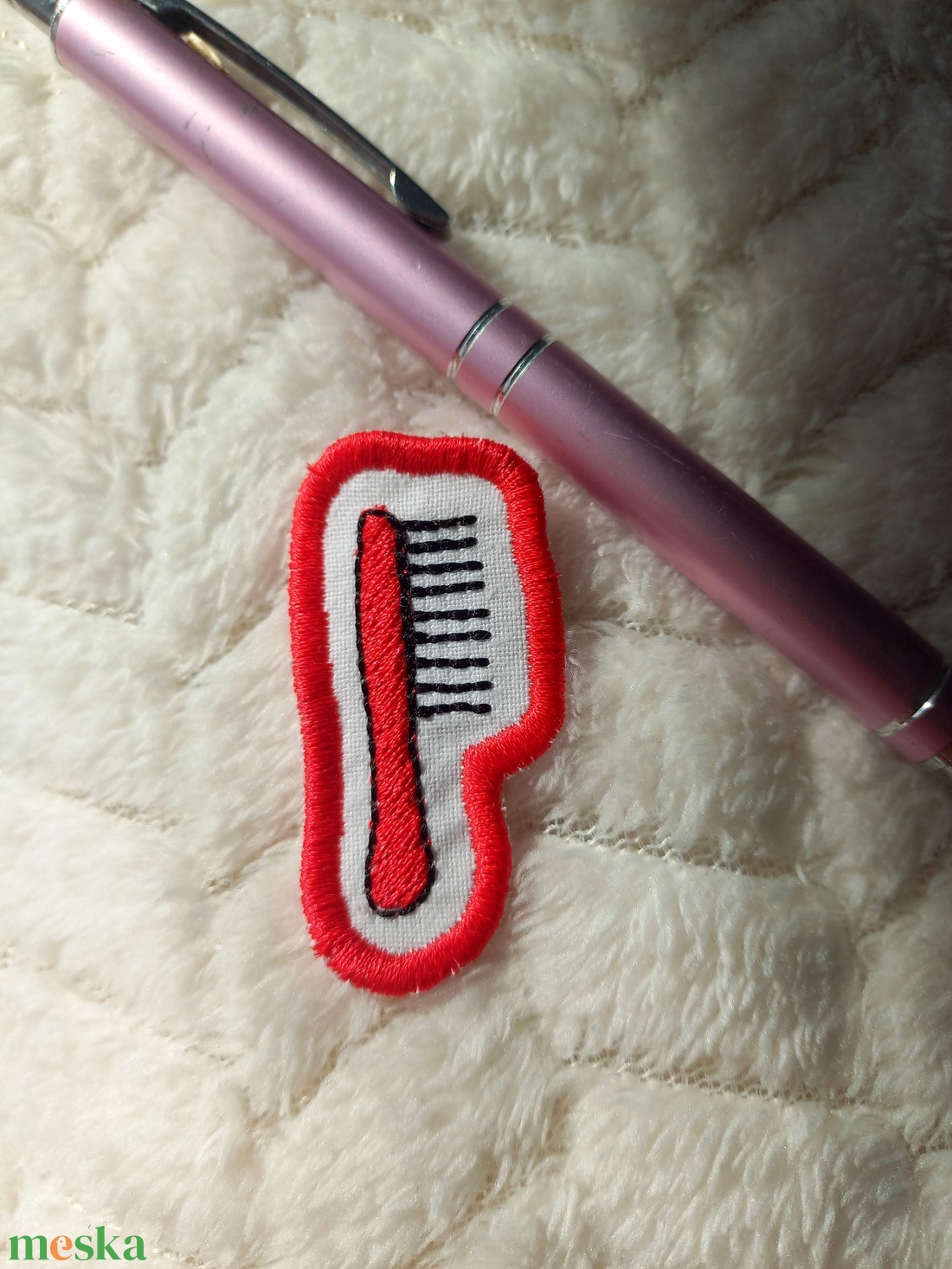 Felvarrható és vasalható ovis jel, fésű - játék & sport - ovis felszerelés - óvodai jelek - Meska.hu Felvarrható és vasalható ovis jel, fésű - játék & sport - ovis felszerelés - óvodai jelek - Meska.hu