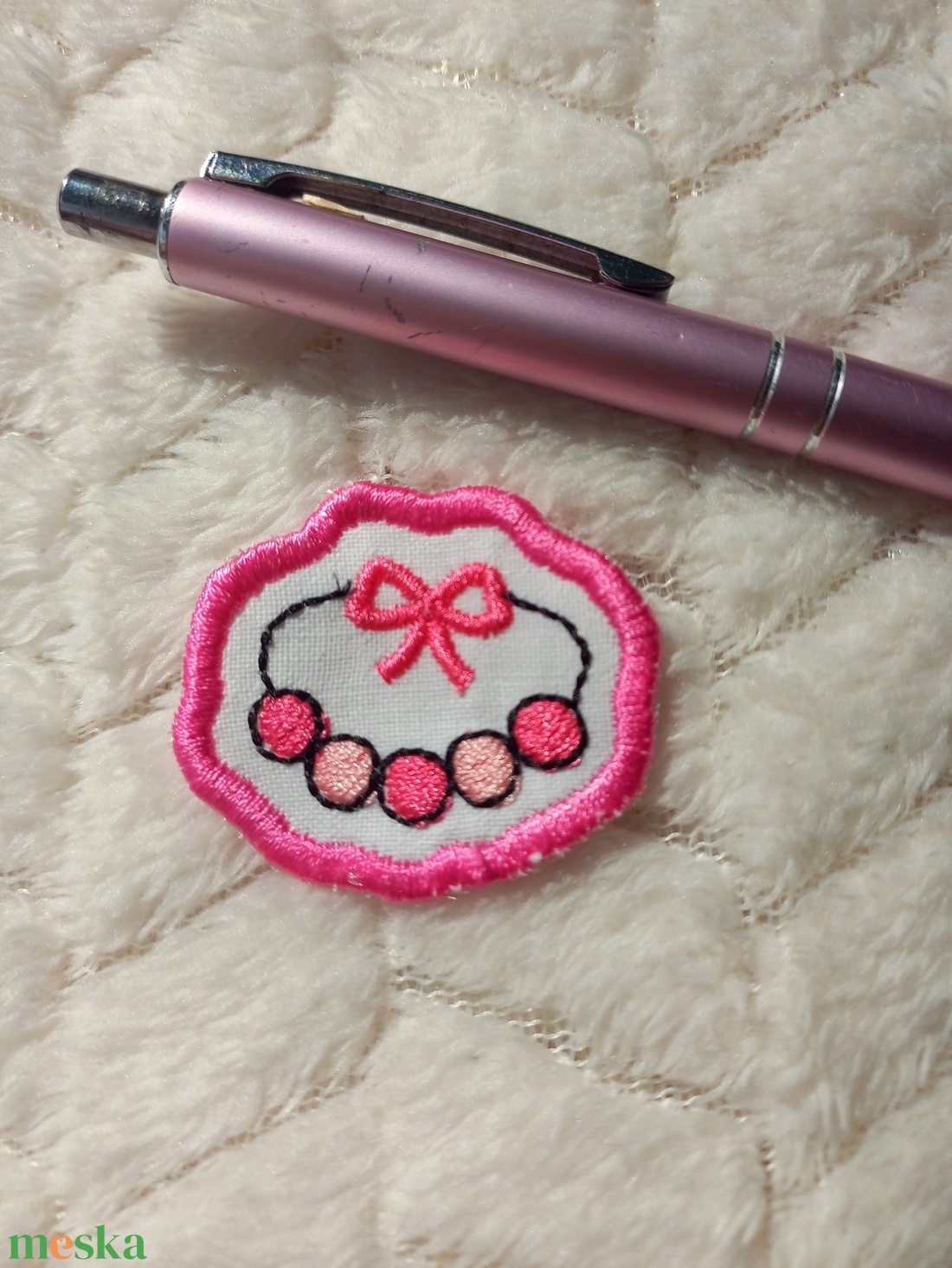 Felvarrható és vasalható ovis jel, gyöngysor, nyaklánc - játék & sport - ovis felszerelés - óvodai jelek - Meska.hu