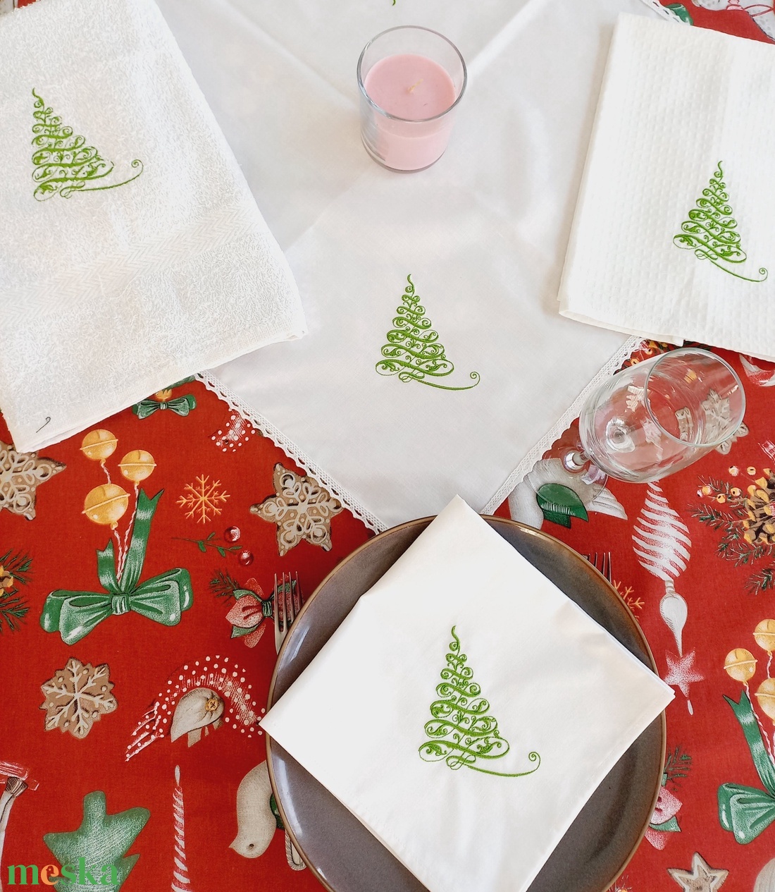 Ünnepi textilszett fenyőfa hímzéssel Karácsonyi, 6 szalvéta, törölköző, konyharuha, csipkés asztalközép - karácsony - karácsonyi lakásdekoráció - ünnepi asztaldekoráció - Meska.hu