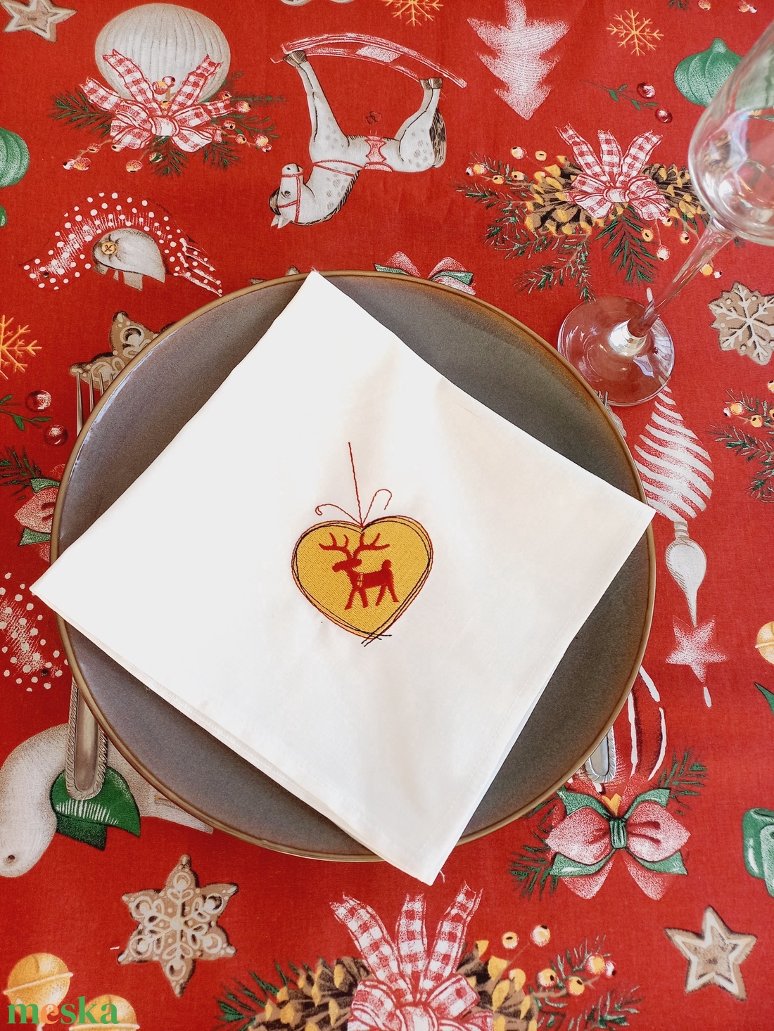 Ünnepi textilszett rénszarvas hímzéssel Karácsonyi, 6 szalvéta, törölköző, konyharuha, csipkés asztalközép - karácsony - karácsonyi lakásdekoráció - ünnepi asztaldekoráció - Meska.hu