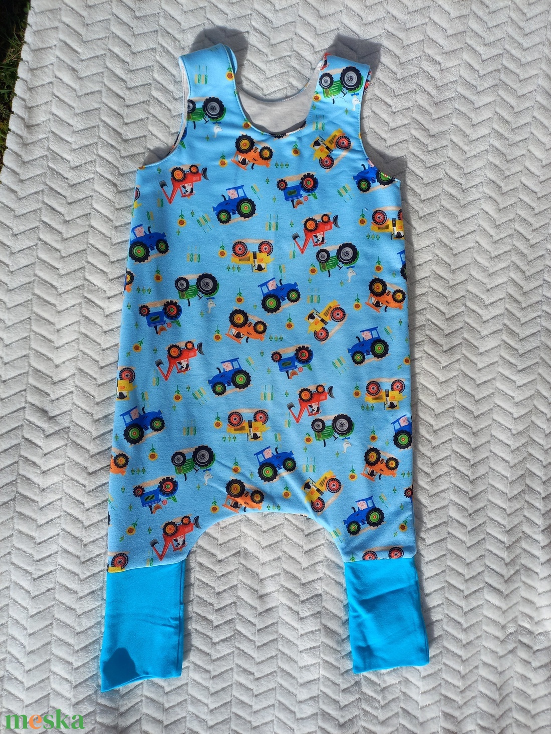 92-98 Mosolymanó tipegő hálózsák Traktor mintás, kék - baba - mama - babaruházat - tipegőhálózsák - Meska.hu