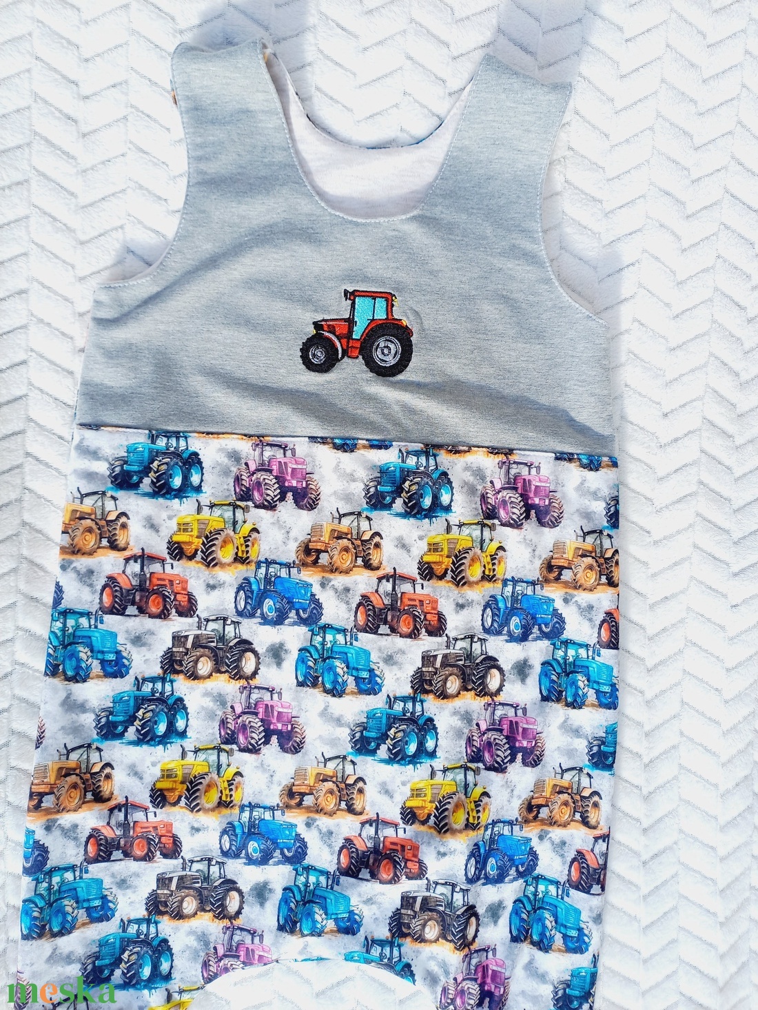 92-98 Mosolymanó tipegő hálózsák �Traktor, szürke - baba - mama - babaruházat - tipegőhálózsák - Meska.hu