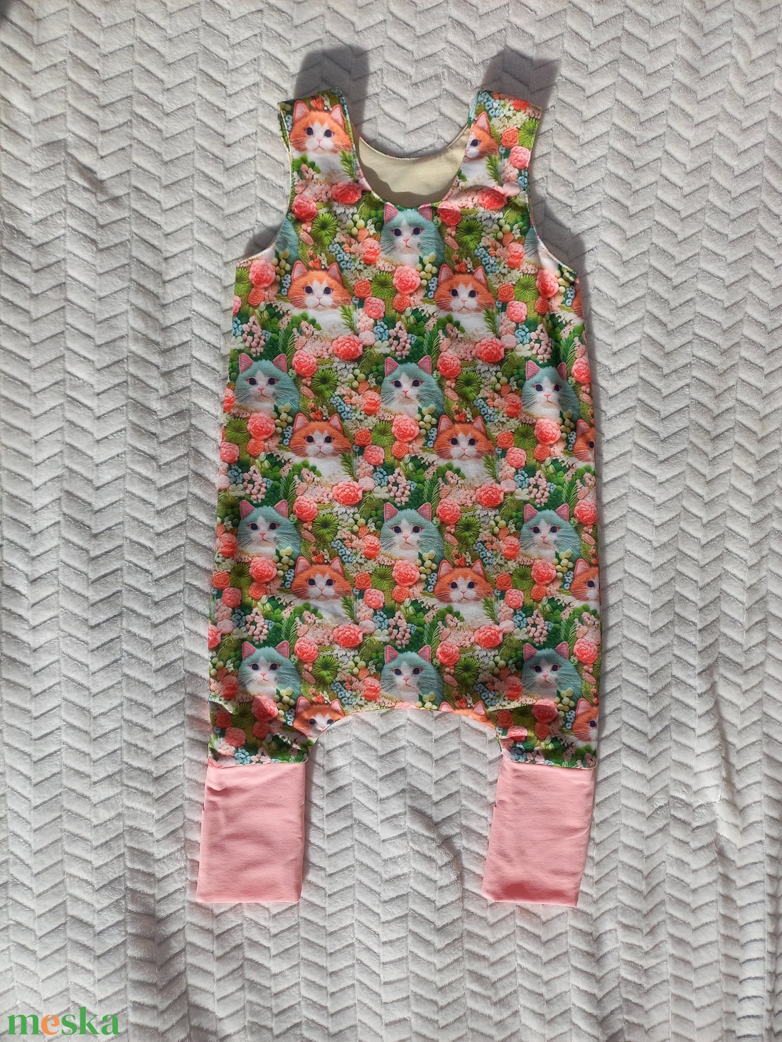 92-98 Mosolymanó tipegő hálózsák �cicás, korallnarancs - baba - mama - babaruházat - tipegőhálózsák - Meska.hu