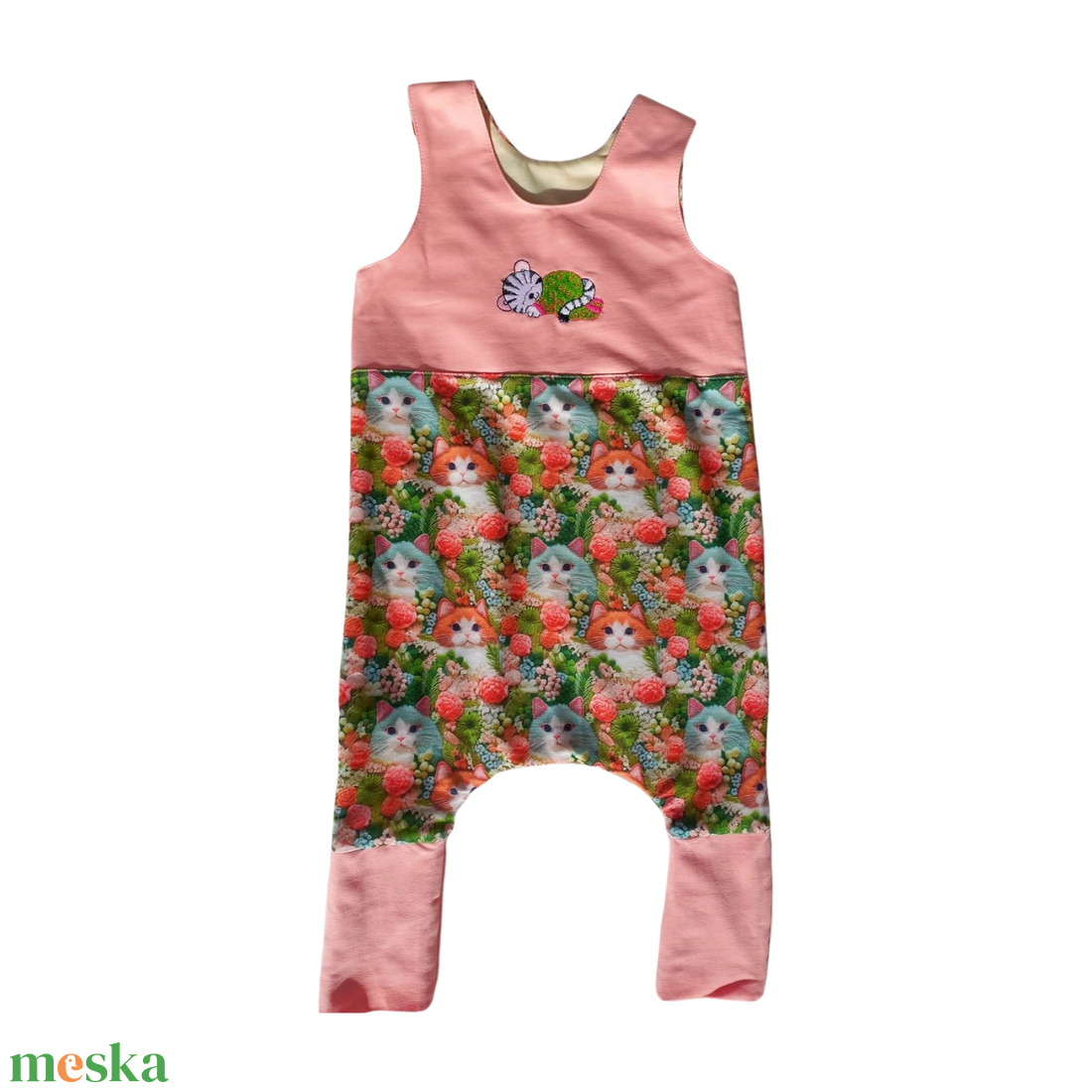 92-98 Mosolymanó tipegő hálózsák �hímzett cicás, korallnarancs - baba - mama - babaruházat - tipegőhálózsák - Meska.hu