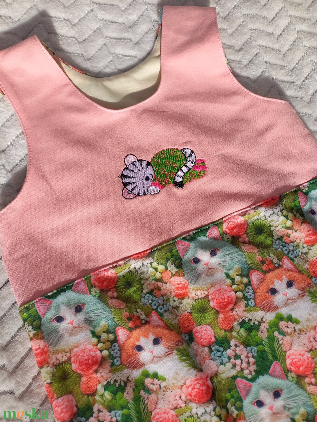 92-98 Mosolymanó tipegő hálózsák �hímzett cicás, korallnarancs - baba - mama - babaruházat - tipegőhálózsák - Meska.hu