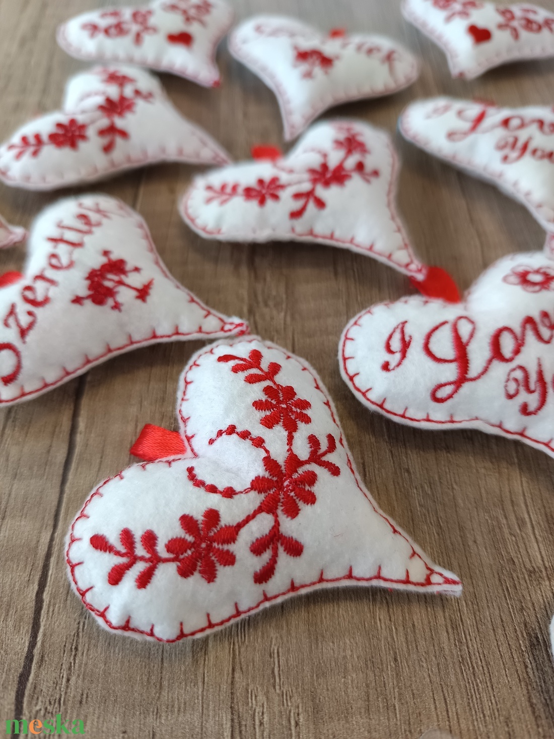 Hímzett szív filc dekoráció, ajándékkísérő, kulcstartó - táska & tok - kulcstartó & táskadísz - kulcstartó - Meska.hu